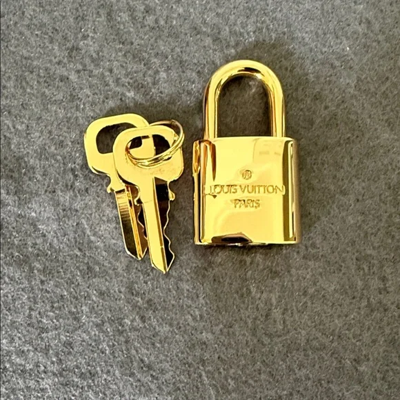 LV Lock and Key #306 - Picture 2 of 6